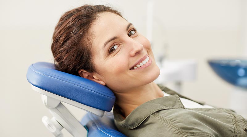 Schiefe Zähne bei Erwachsenen – wie kommt es zu erneuten Fehlstellungen?