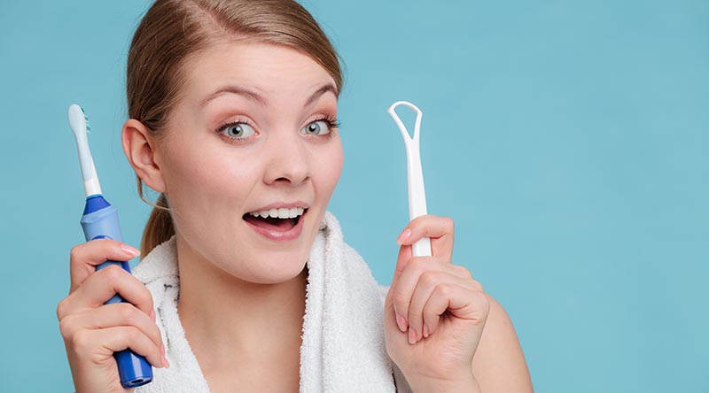 Mundhygiene: Warum sollten Sie auch die Zunge reinigen?